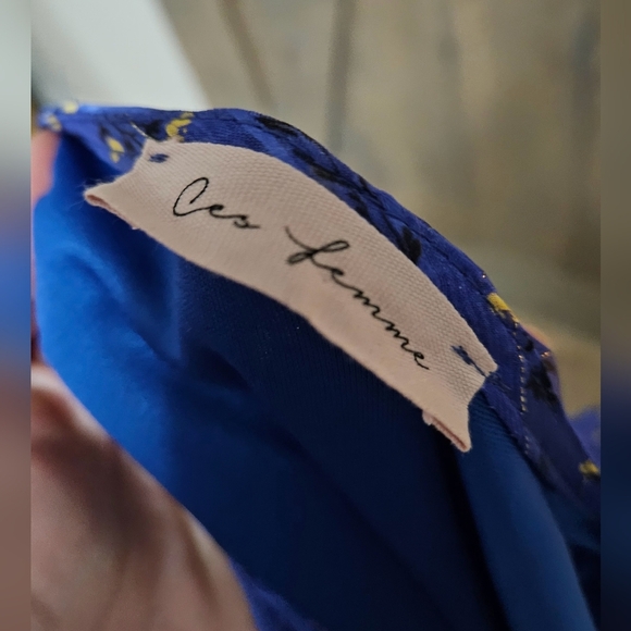 CES FEMME Satin flowy ruffle layered ditsy flower print dress in Blue. Size 4 - Picture 3 of 11